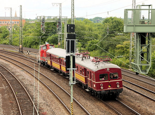 SVG 363 689 und der ET 65 zwischen Zuffenhausen und Feuerbach. Aufnahme: Roland Meier